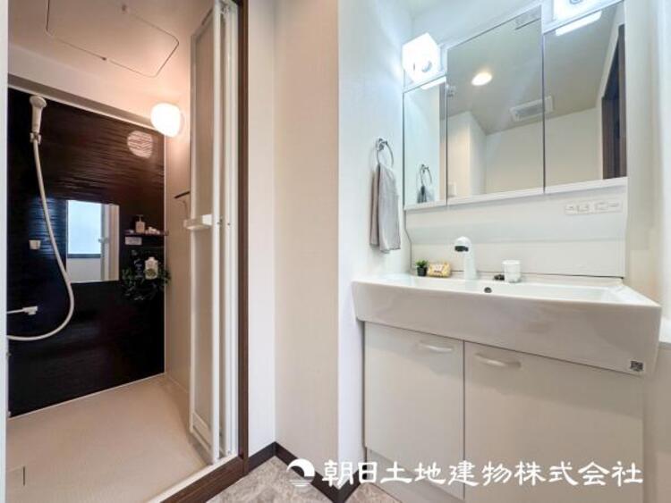 洗面 【洗面化粧台】広々とした洗面化粧台はたっぷり収納もさるますし、朝の忙しい時間でも心に余裕とゆとりを作ってくれます。