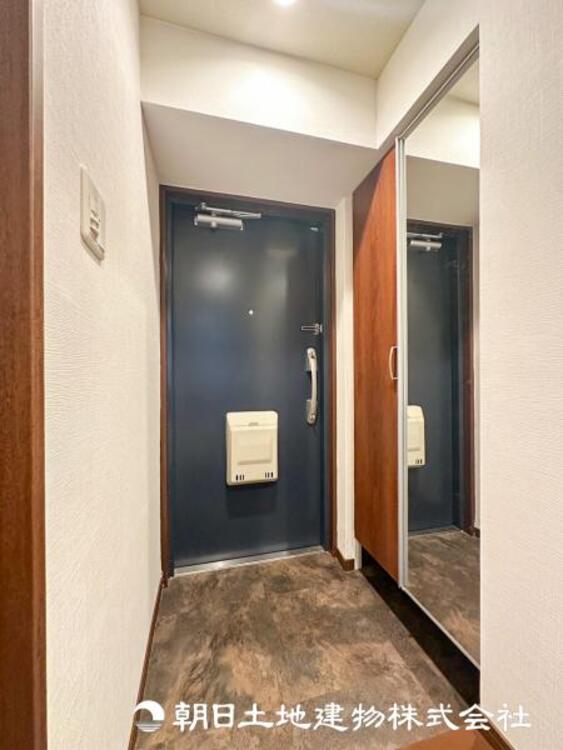 その他 【玄関】温かい空気が溢れる玄関がお出迎えする本物件。この場所には「温もり」で包み込んでくれる安心できるな空間があります。