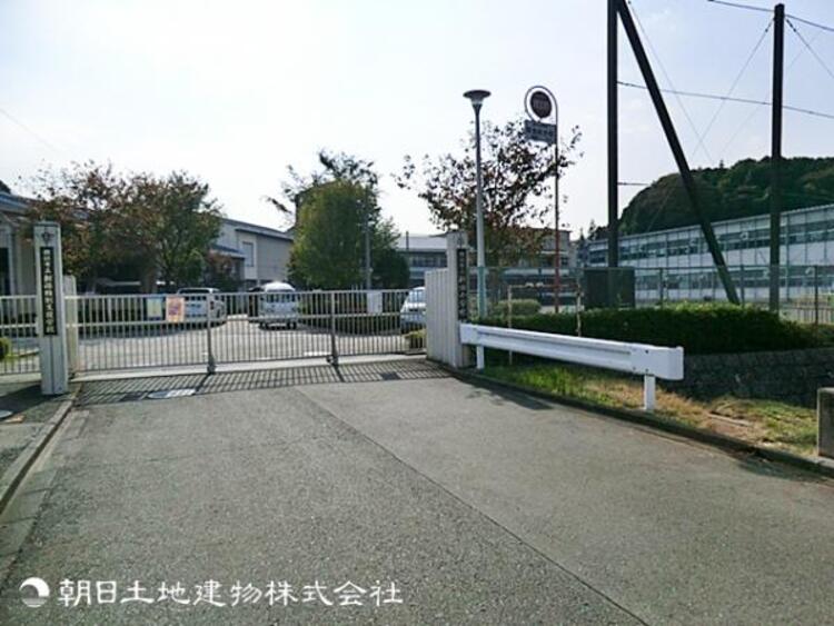 周辺 新治小学校920ｍ