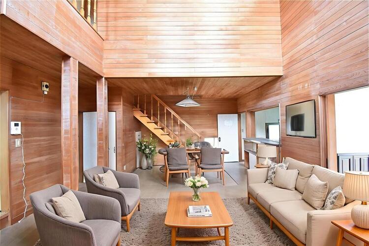 居間 ※画像処理によりステージングした画像です。家具等はイメージであり、物件価格には含まれません。