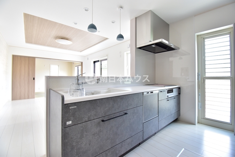 キッチン リビングダイニング全体を見渡すことができる対面式システムキッチン