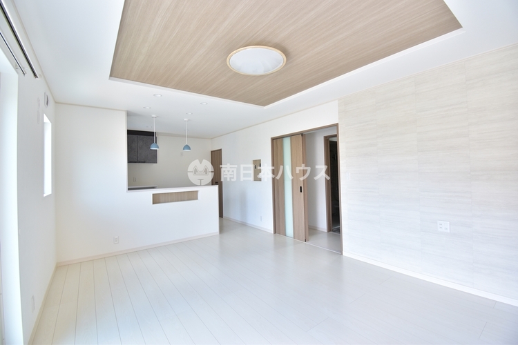 居間 広いリビングは家族が自然と集まる居心地の良い空間