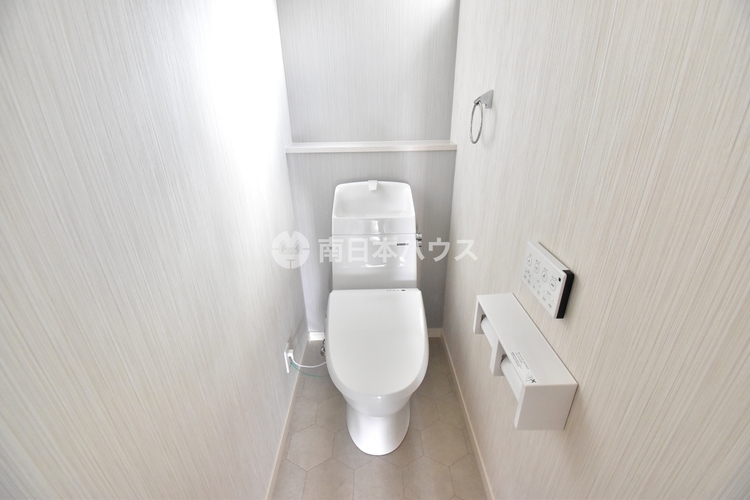 その他 快適な温水洗浄便座付き。明るい空間の1階トイレ。