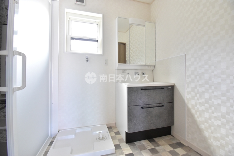 その他 三面鏡にハンドシャワー付き、使いやすい洗面台