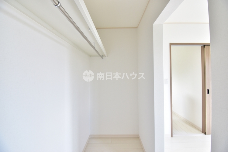 その他 たっぷりの収納力を備えたウォークインクロゼット