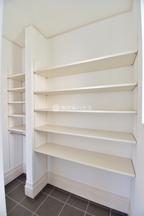 内装 可動棚で調整可。たっぷり収まる玄関収納スペース