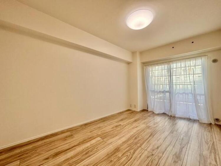 内装 大きな窓からたっぷりと陽光が注がれる明るい空間。一日の疲れをいやしてくれる主寝室。時を忘れて過ごす場所として過ごせるお部屋。