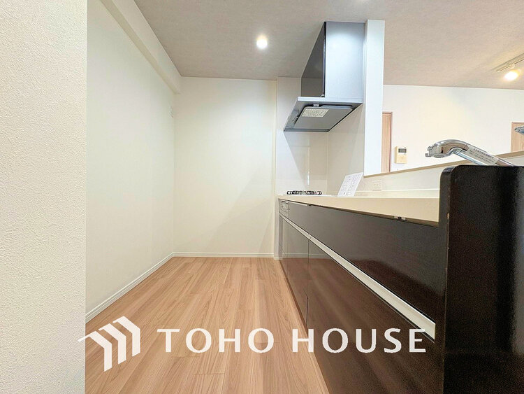 キッチン シンプルな部屋の雰囲気に溶け合うナチュラルキッチン