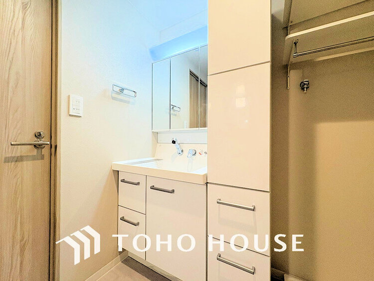 洗面 白を基調とした清潔感のある洗面室で朝の身支度を