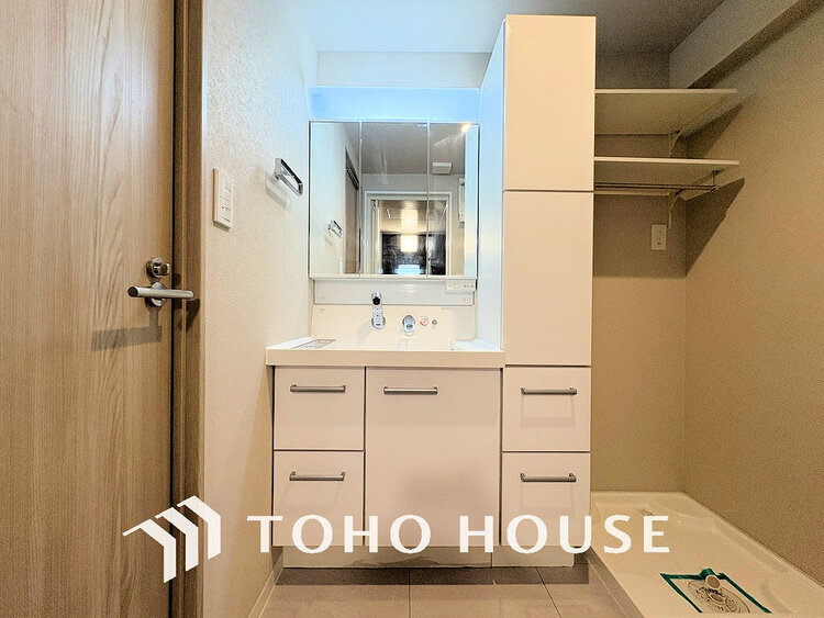 洗面 落ち着きのある色合いでまとめられた洗面室