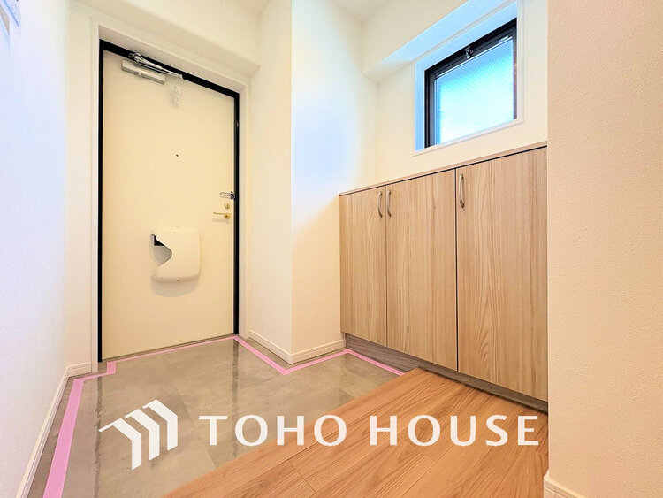 玄関 落ち着いた雰囲気の玄関、家族の帰りを暖かく迎えてくれます