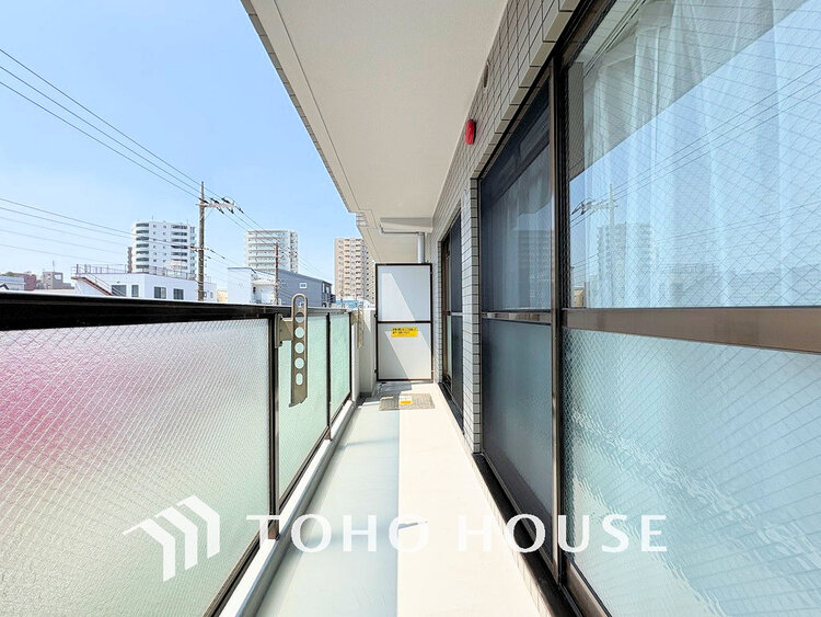 バルコニー 日当たりの良いバルコニーで晴れの日の洗濯物も楽しみになりますね