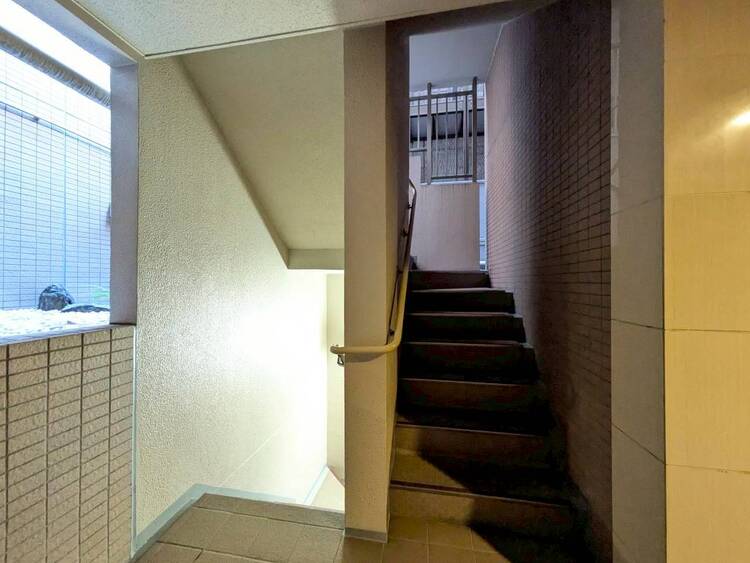 その他 共用部の階段です。明るく清潔に管理されています。