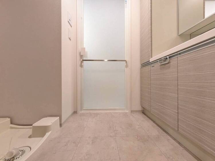 その他 十分な広さの脱衣所。