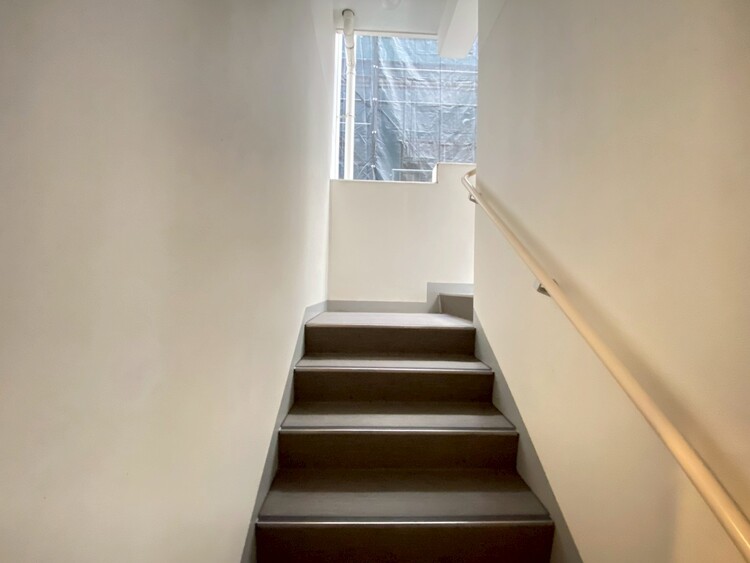 その他 共用部の階段です。明るく清潔に管理されています。