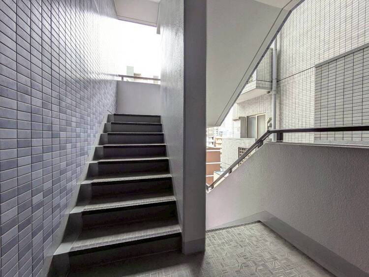 その他 共用部の階段です。明るく清潔に管理されています。