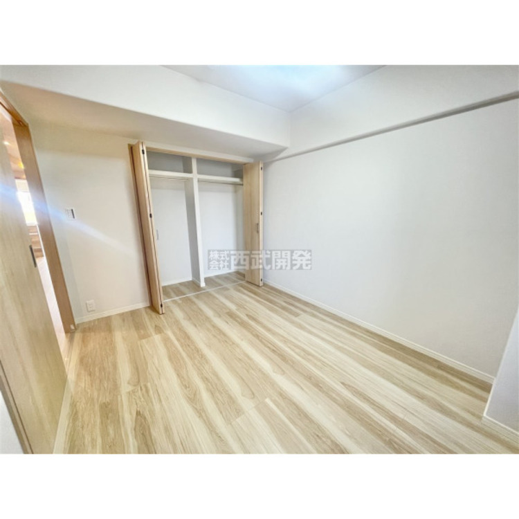 内装 洋服などをすべて収納して室内空間は広々快適