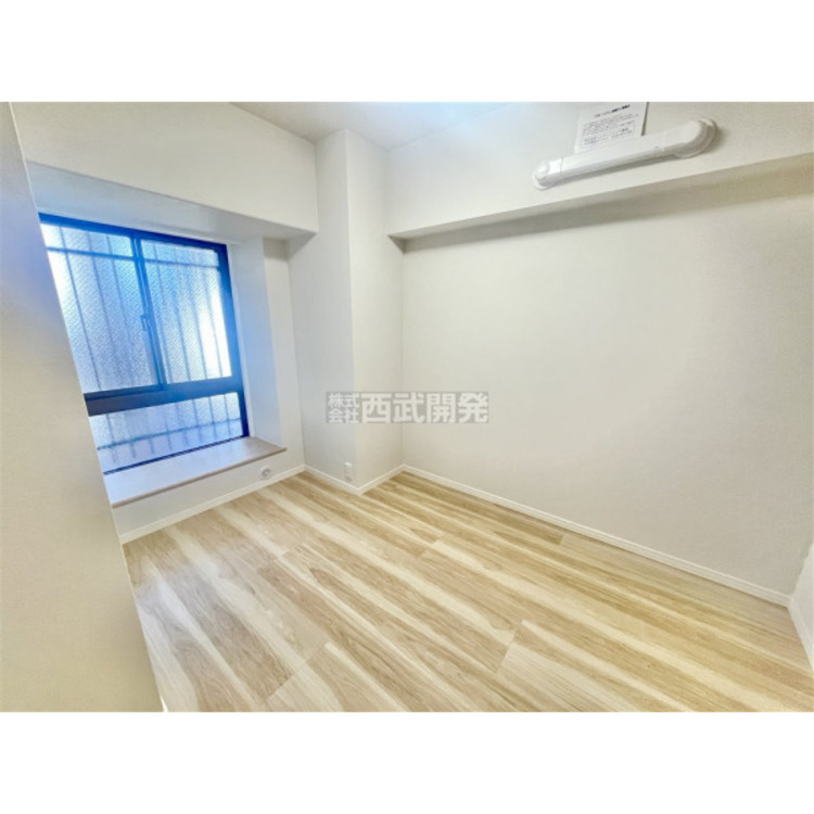 内装 明かり取りの窓が一つあるだけでお部屋の印象がぐっと変わります。