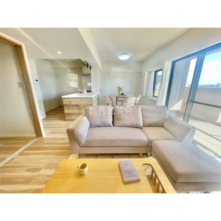 居間 リビングには太陽の光が射し込みます。家族が集まる場所だからこそ、明るい空間作りがかかせません。