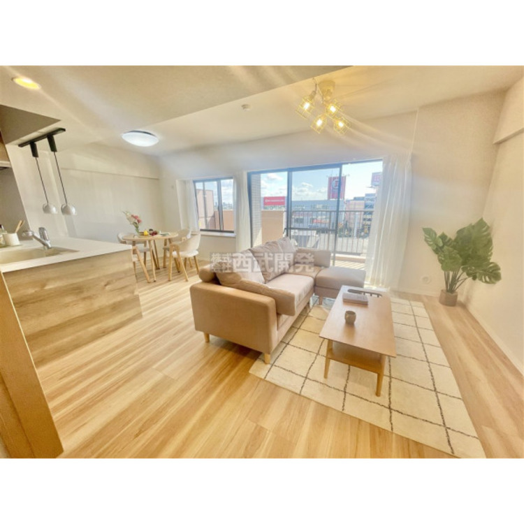 居間 柔らかな光が射し込む家族団らんのＬＤＫ