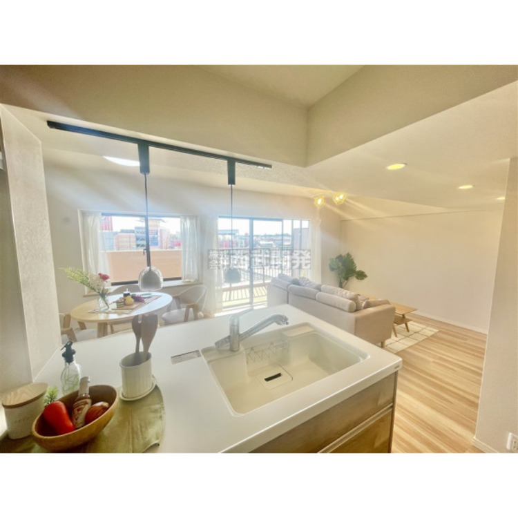 キッチン カウンター越しに生まれる家族のコミュニケーション。