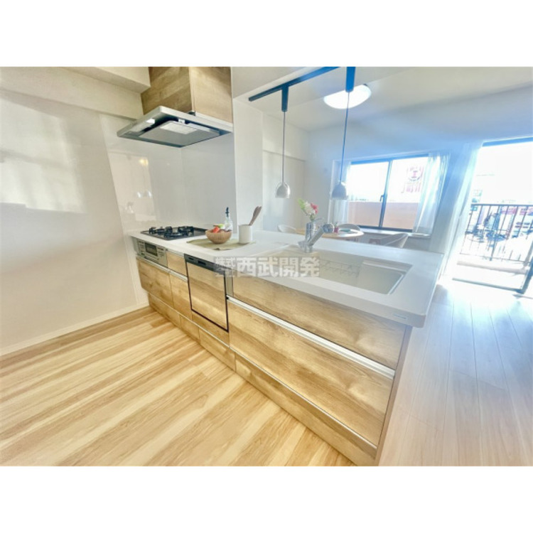 キッチン 料理中もリビングの家族に目が届く対面カウンターキッチン。食器洗い乾燥機付きなので、食後はゆっくり家族だんらんを楽しめます