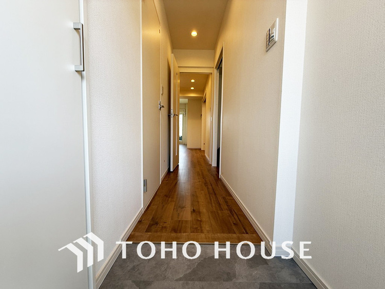 玄関 飾り過ぎないシンプルな内装の玄関