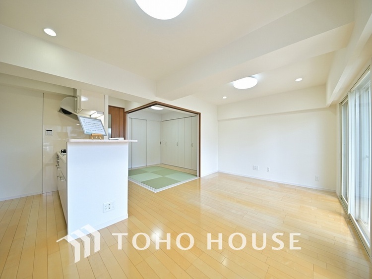 内装 約15帖のゆったりLDKは家族団欒の空間、会話もはずむ明るいリビング