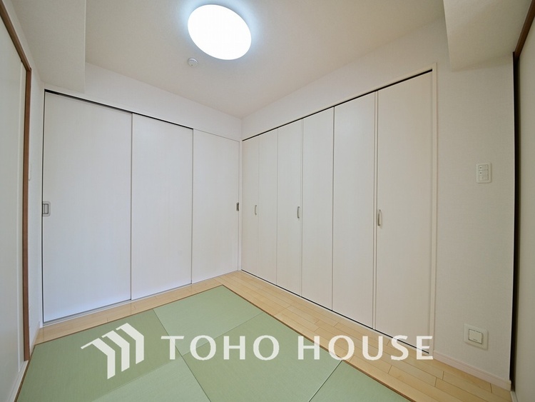 内装 和室にも押入れ収納があり、お荷物をスッキリしまうことができます