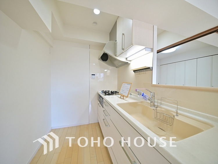 キッチン シンプルな部屋の雰囲気に溶け合うナチュラルキッチン