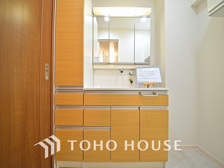 洗面 収納豊富で使い勝手の良い3面鏡仕様の洗面化粧台