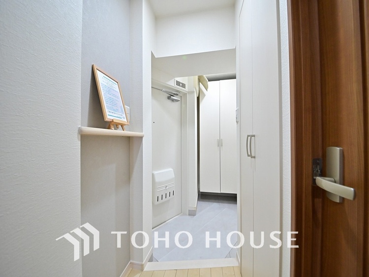 玄関 飾り過ぎないシンプルな内装の玄関