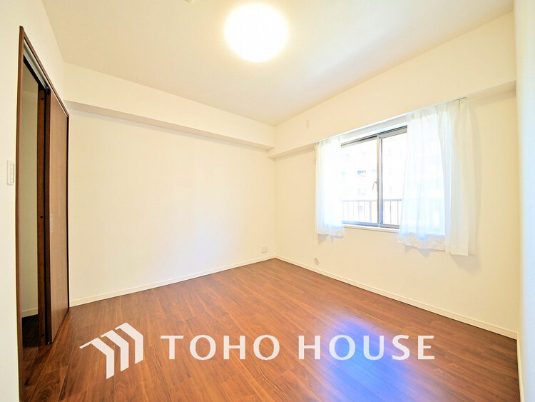 内装 採光もある洋室は、くつろぎのひと時を過ごすのにぴったり