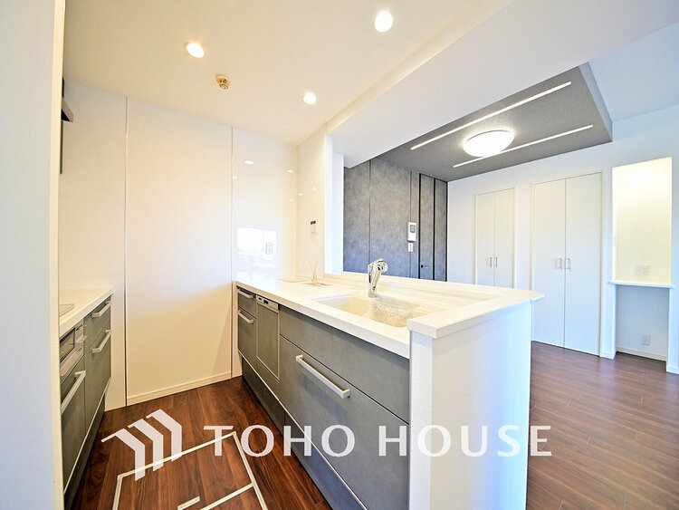 キッチン 落ち着きのあるカラーで統一された清潔感と気品が溢れるキッチン