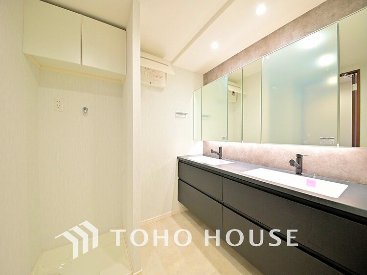 洗面 白を基調とした清潔感のある洗面室で朝の身支度を