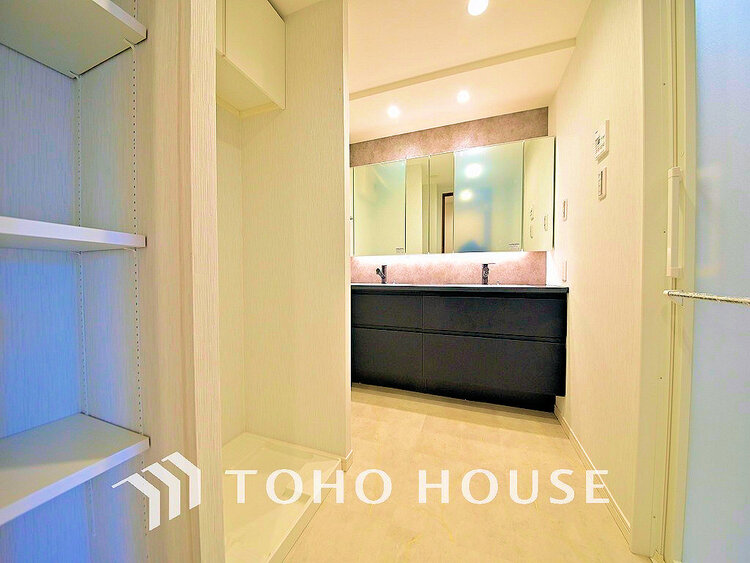 洗面 落ち着きのある色合いでまとめられた洗面室