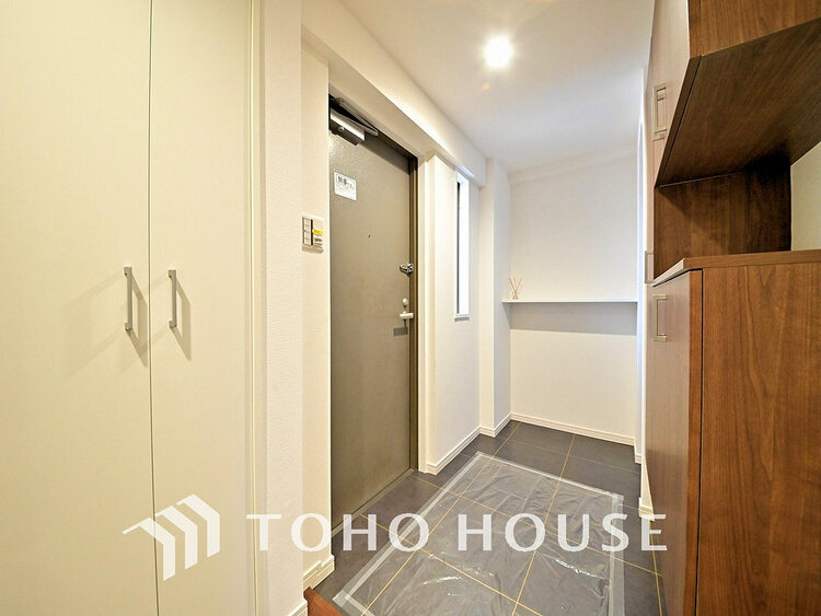 玄関 落ち着いた雰囲気の玄関、家族の帰りを暖かく迎えてくれます