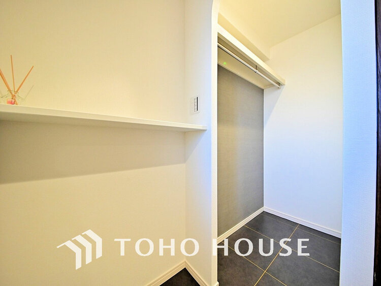 玄関 天井まである玄関収納はご家族分の履物も余裕で収納可能