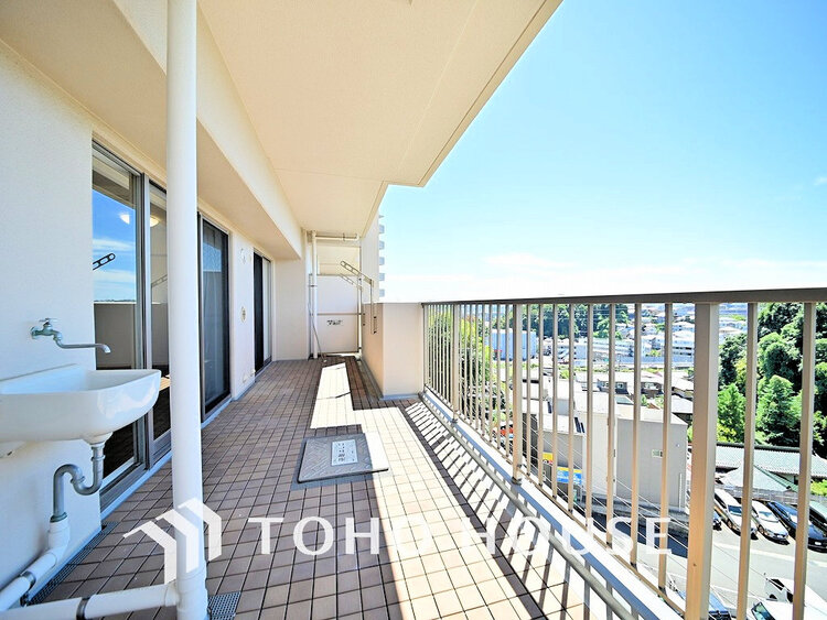 バルコニー 日当たりの良いバルコニーで晴れの日の洗濯物も楽しみになりますね