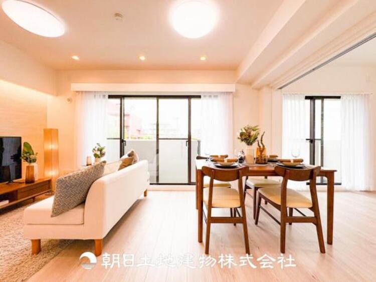 居間 リビングにはみんなが集い、食事や楽しい会話が始まる。