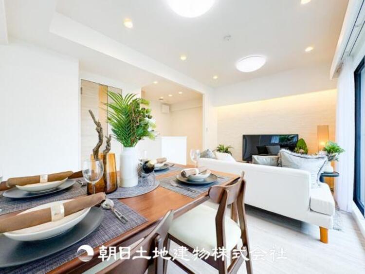 居間 話に夢中になりすぎて、ついつい時を忘れてしまう。