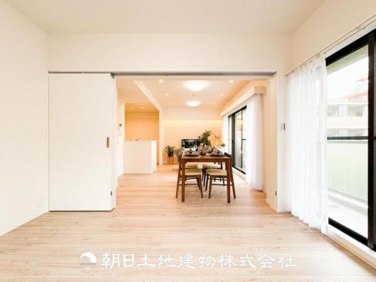 居間 大切なご家族、招いた友人と過ごすひと時を溢れる光が優しく包み込む空間。