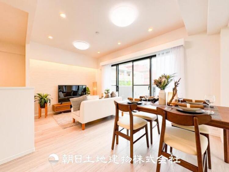 居間 大切な人とともに、心穏やかに過ごすひとときになるリビング。