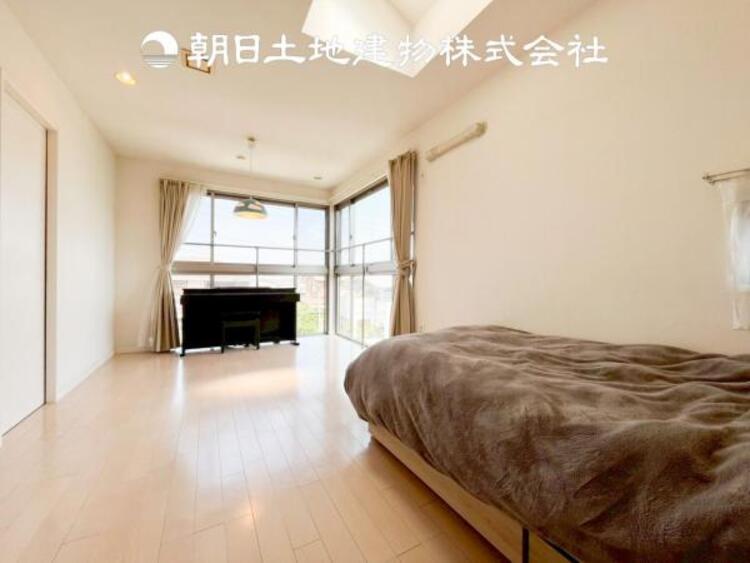 内装 【居室】設計者のセンスが求められる大切な空間だからこそ、落ち着いて過ごせる癒しと寛ぎの空間が欲しい。そんな願いを叶えました。