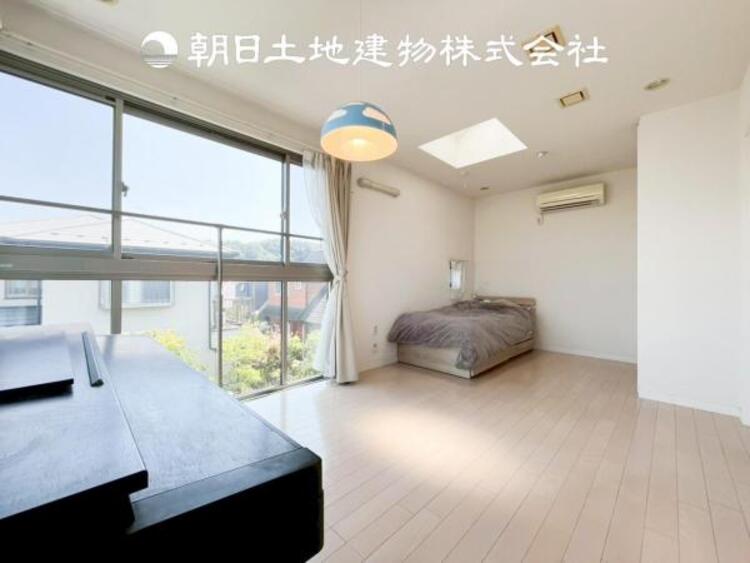 内装 【居室】爽やかな空間演出とセンス良く纏められた室内は良質な寛ぎ空間。そこで暮らす大切な人達のことを考え造りこんだ空間は日々の生活に安らぎを与えてくれます。