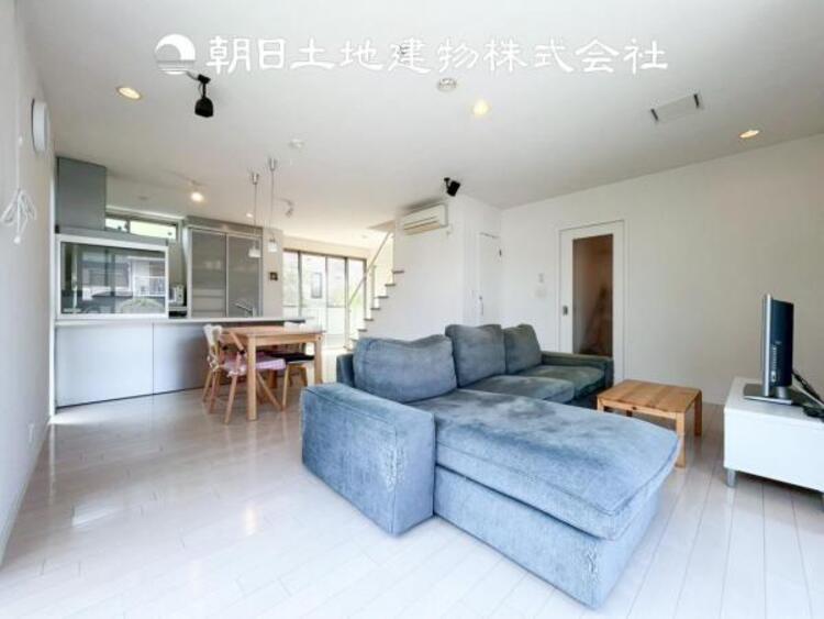 居間 【リビング】1日の中で最も長い時間を過ごすことになるリビングだからこそ、いつも笑顔があふれる空間であるように。広々とした空間から幸せな未来を。1日の中で最も長い時間を過ごすリビングは、笑顔があふれる空間です。広々とした空間から幸せな未来を。