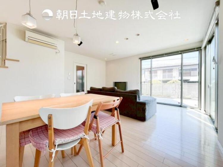 居間 【リビング】開放的で明るい空間が広がるLDK。リビングには暖かな太陽が降り注ぎ、爽やかな住空間です。お友達を呼んでお茶をしたり、一緒に料理を楽しみながら楽しい時間を。