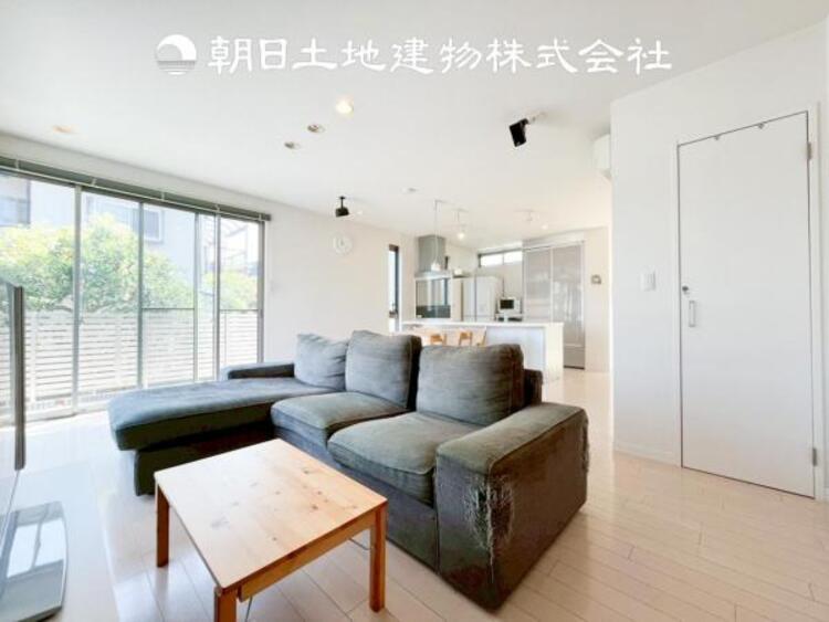 居間 【ダイニング】温かい色合いのフローリングと清々しい爽やかなクロスが明るい空間を創り出しているダイニングキッチン。ゆっくりと過ごす空間に相応しく、ここで楽しむ時間が家族や友人との絆をより深めてくれそうです。