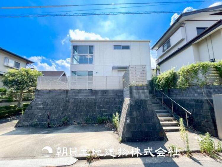 外観 【外観写真】表現された空間はたくさんの光を浴び、風を感じ、暮らしの時間を豊かにしてくれます。デザインされた空間と競い合うかのような充実した建物と共に大切な家族の思い出を刻んでいきます。