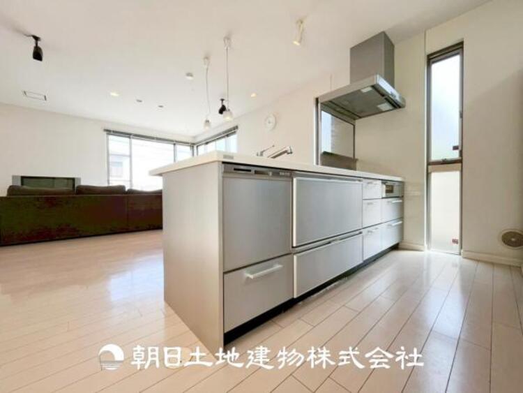 キッチン 【キッチン】仲良しなご夫婦、お子様、みんなでお料理ができる程の贅沢なスペースを実現したキッチンとなっております。みんなで作った料理を召し上がりながらの会話は盛り上がること間違いなしです。